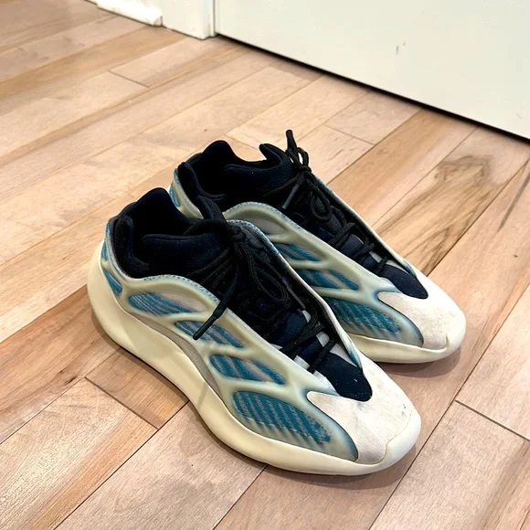 Yeezy 370 - Picture 1 of 6